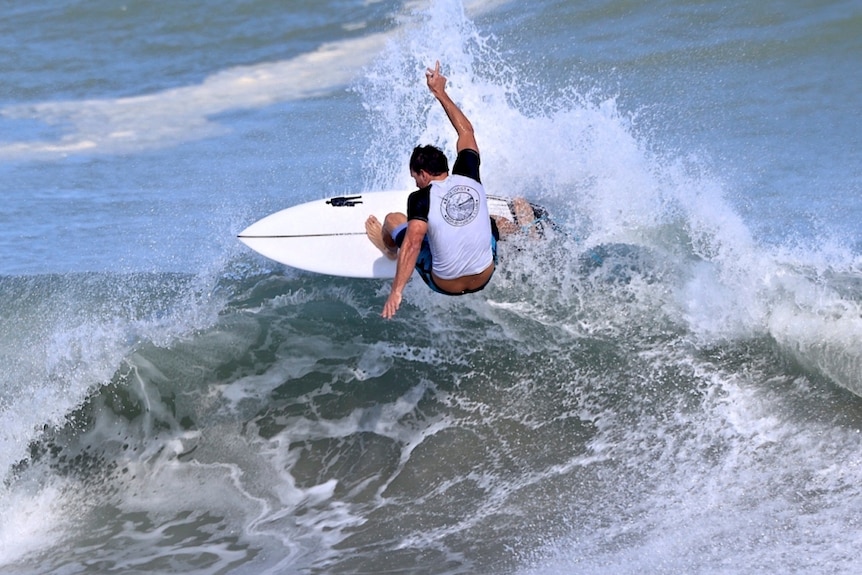 persona surfeando una ola