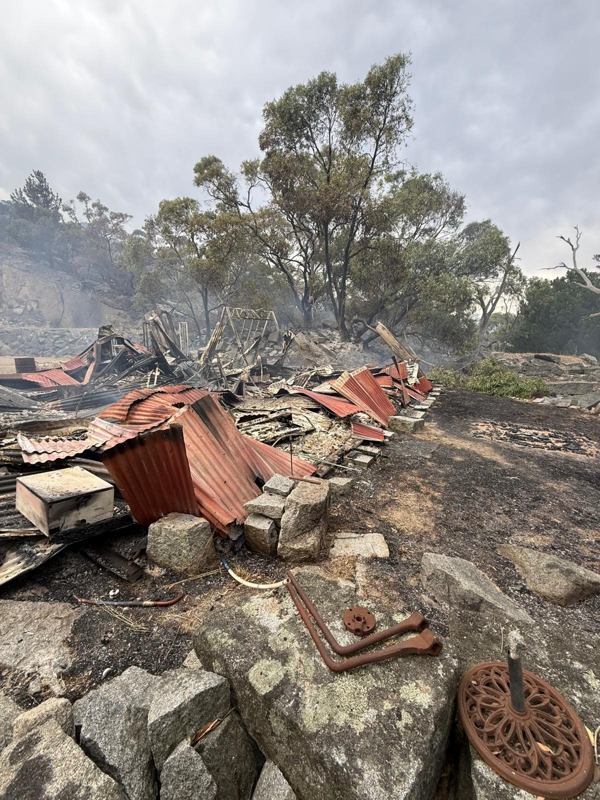 Una estructura de ladrillo, chapa y madera dañada tras un incendio 