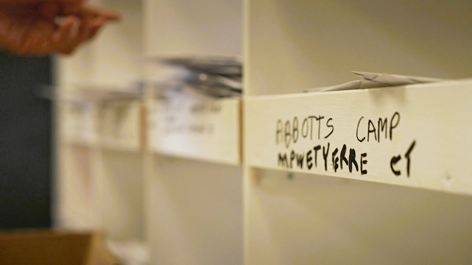 Um close de um armário com as palavras 