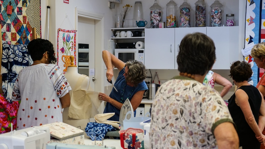 Workshop participants learn how to make a toile under the guidance of Loo Taylor
