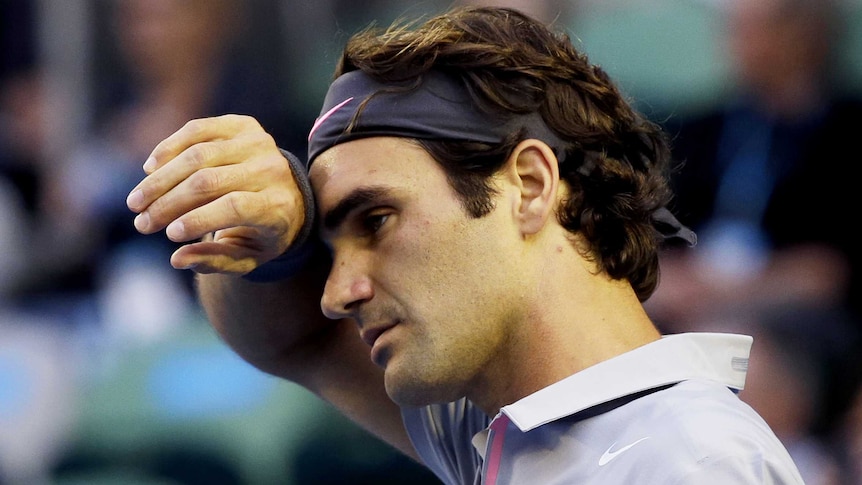 Federer feels the heat in second semi