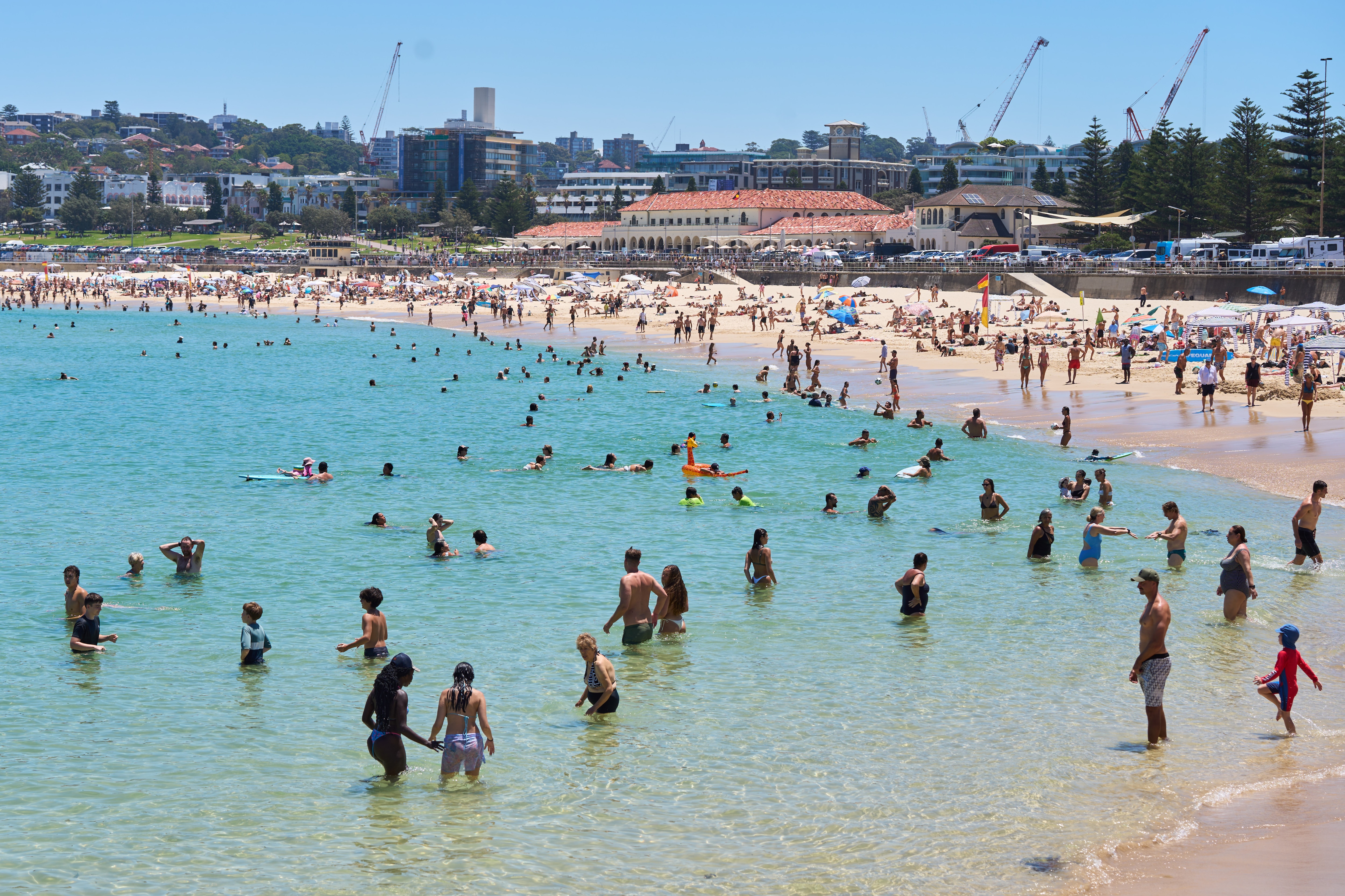 La gente disfruta del clima cálido en Bondi Beach.