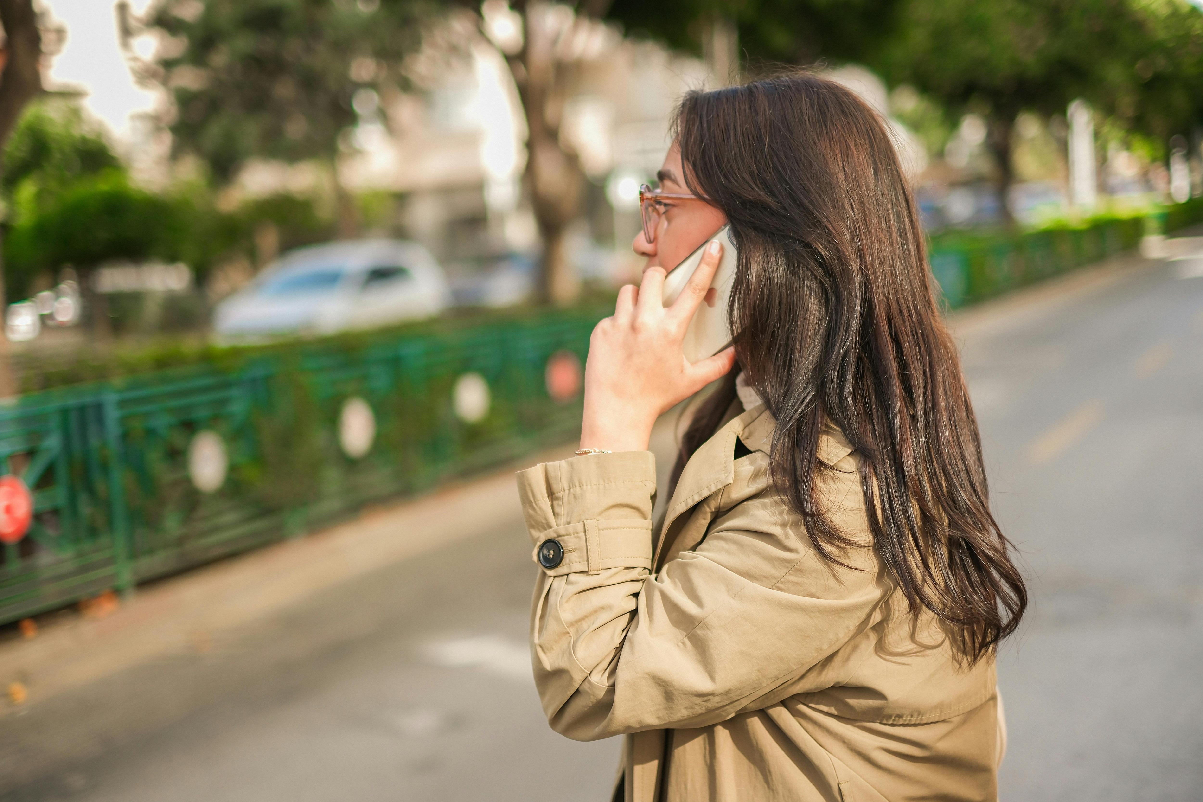 Una mujer desconocida al teléfono. 