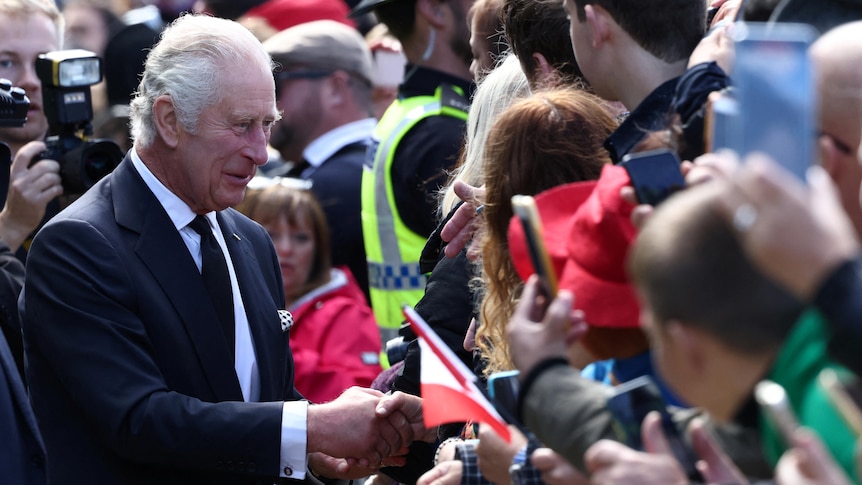 Le roi Charles fait une visite surprise à la foule, alors que le gouvernement britannique exhorte les personnes en deuil à ne pas voyager pour rejoindre la file d’attente de la reine