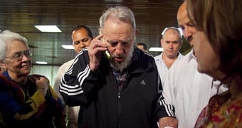 Fidel Castro walking among journalists.