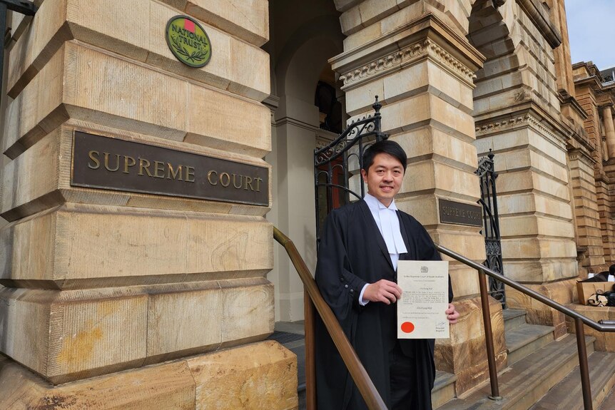 香港前立法议员许智峯展示他所获得的澳大利亚律师资格证书。