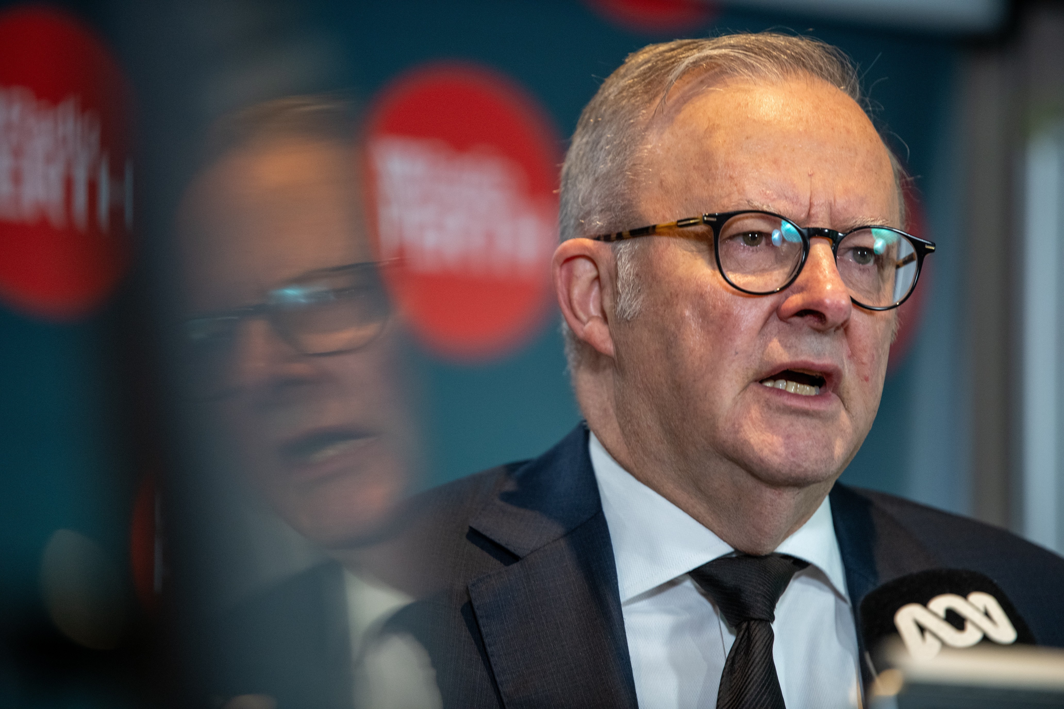 Una foto de primer plano de Anthony Albanese hablando. 