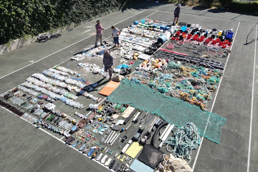 Viktorijos pakrantėje surenkamos atliekos išdėliotos tvarka nuo plastiko iki tinklelio.