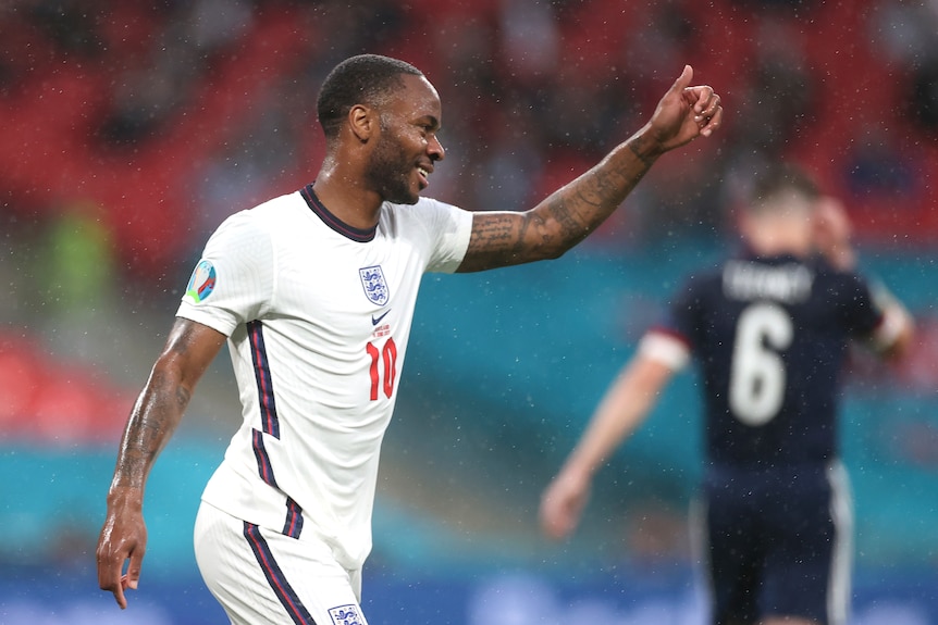 Raheem Sterling punta il pollice in aria e guarda da una parte