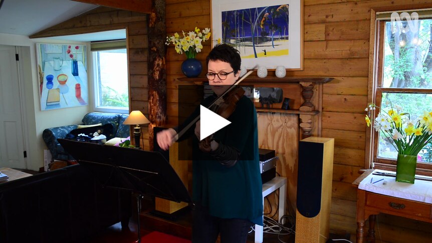 Violinist Julia Fredersdorff performing in a living room