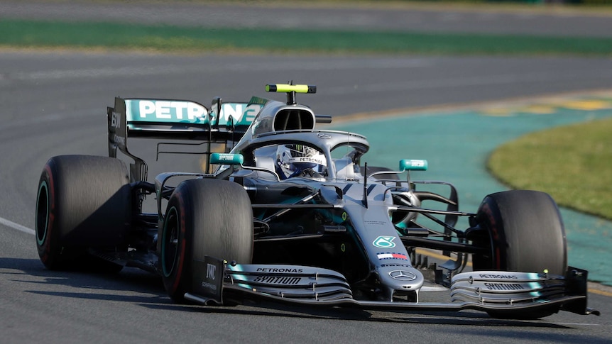 An F1 car rounds a corner at the Australian F1 grand prix.