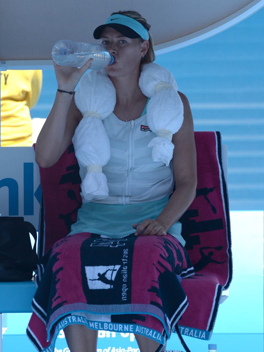 Sharapova tries to stay cool in Melbourne heat