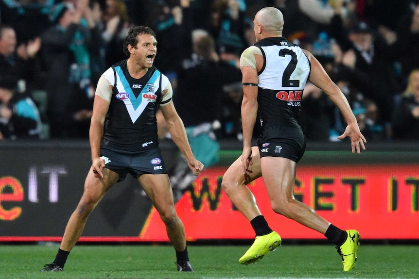 Steven Motlop of the Power celebrates with Sam Powell-Pepper