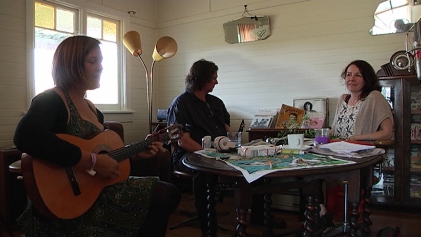 Melanie Horsnell playing in a Candelo living room with Phil Moriarty and Nuala Kennedy after the 2015 Candelo Village Festival