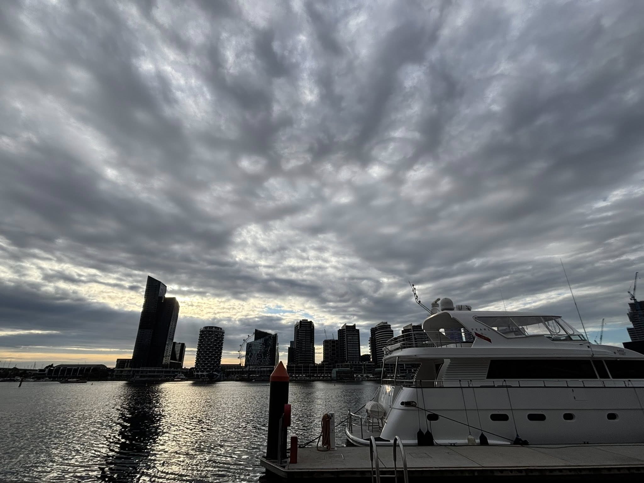 Nubes oscuras sobre los Docklands de Victoria