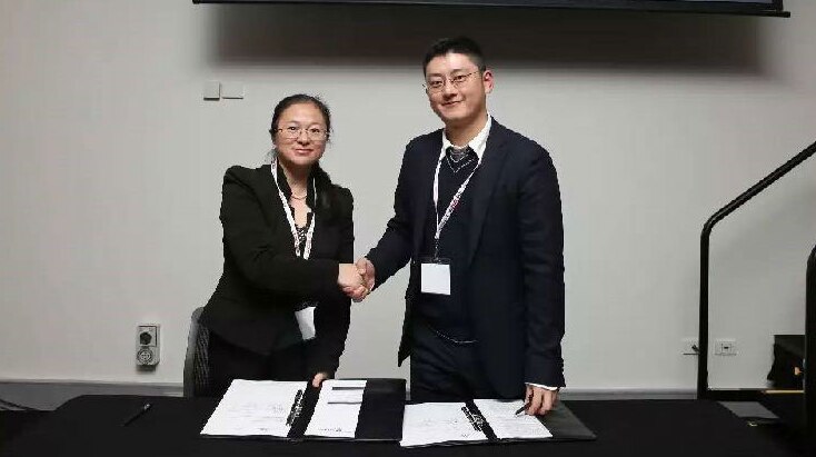 GTCOM Vice President Zhang Xiaodan shakes hands with Sean Cheng from UNSW