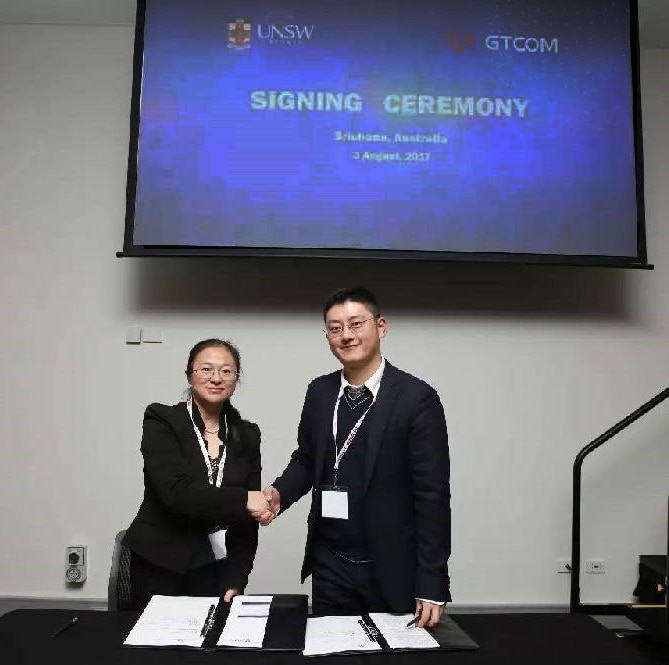 GTCOM Vice President Zhang Xiaodan shakes hands with Sean Cheng from UNSW