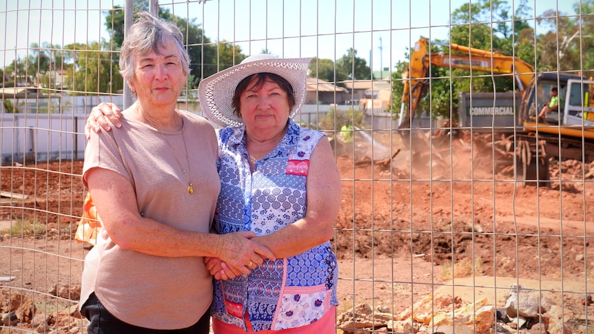 Larmes à Williamstown alors que la première maison tombe dans la relocalisation par Northern Star des habitants minés