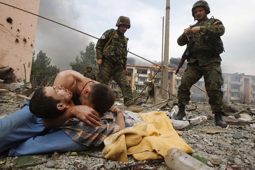 A Georgian man cries over the body of his relative after a bombardment in Gori