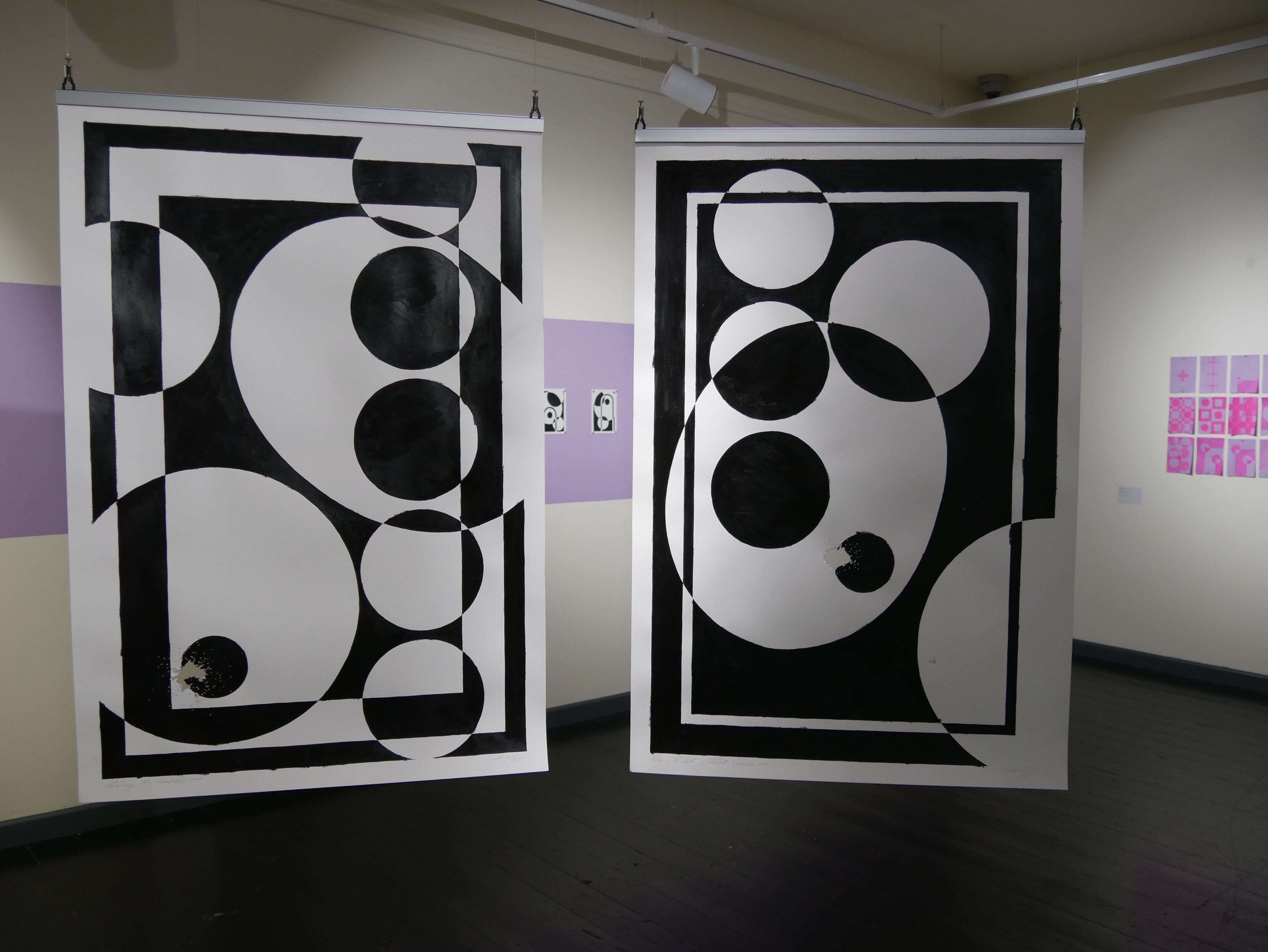 Черно-белые прямоугольники и круги с пулевым отверстием в одном из кругов