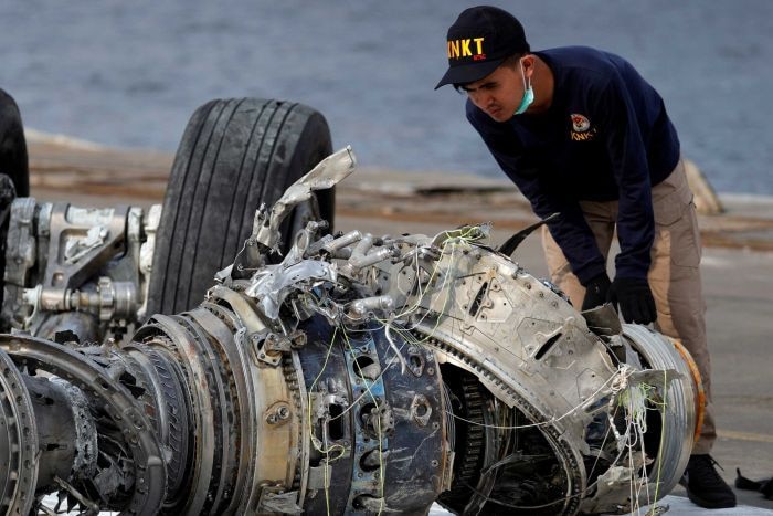 Investigator memeriksa reruntuhan pesawat