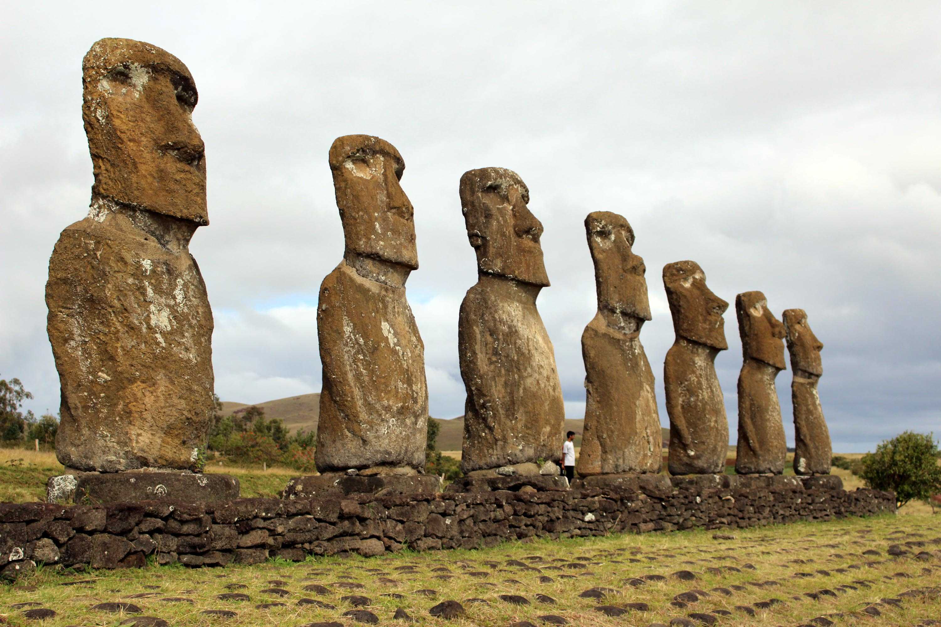 Остров пасхи статуи моаи. Моаи стоун на острове пасхи. Каменные идолы острова пасхи. Идолы острова пасхи. Камни на острове пасхи.