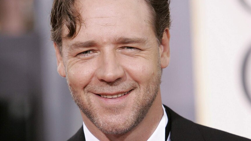 A head-and-shoulders portrait of actor Russell Crowe in formal attire on a red carpet in 2006.