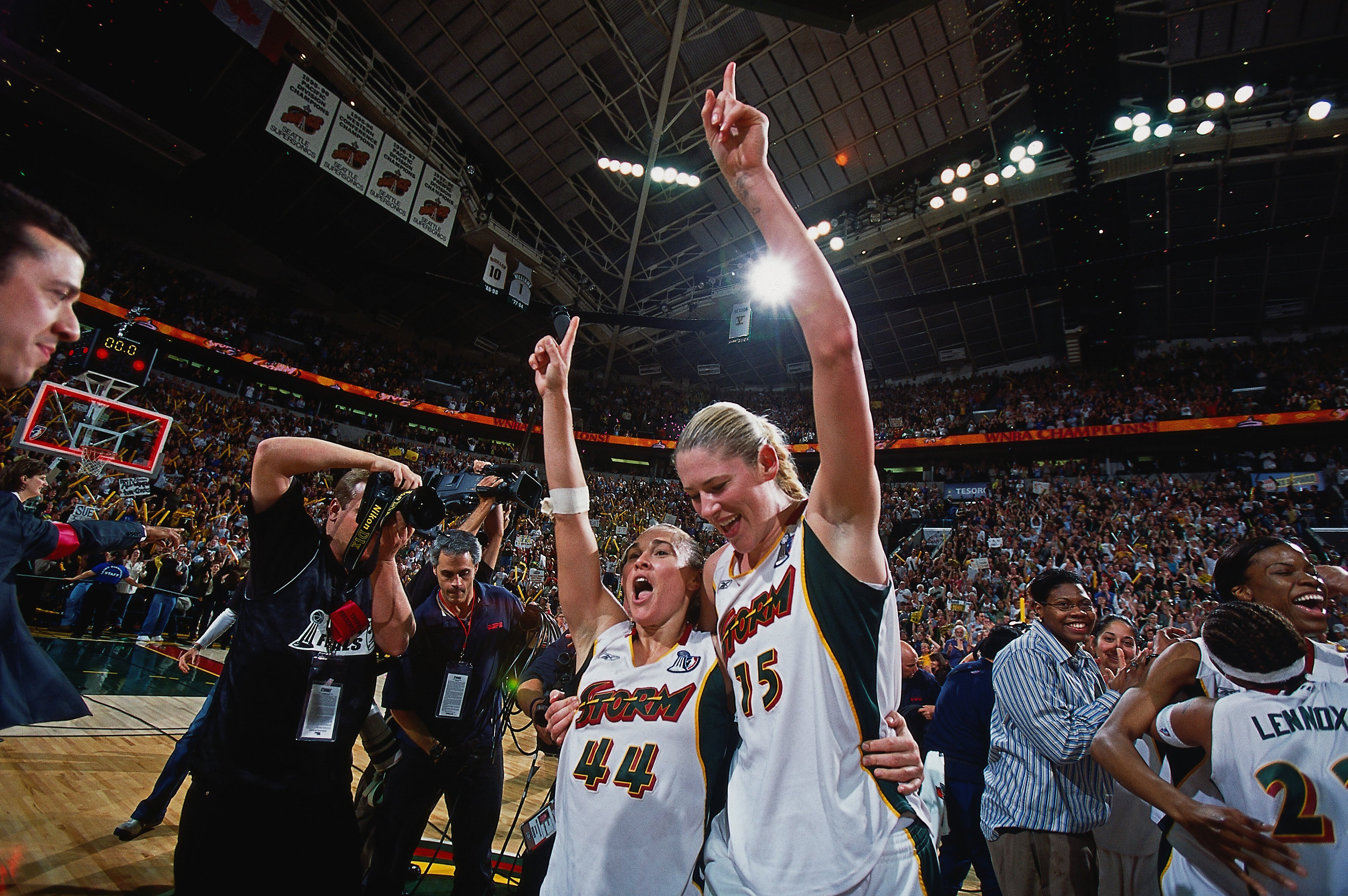Lauren Jackson and Tully Bevilaqua point to the sky and celebrate a win.