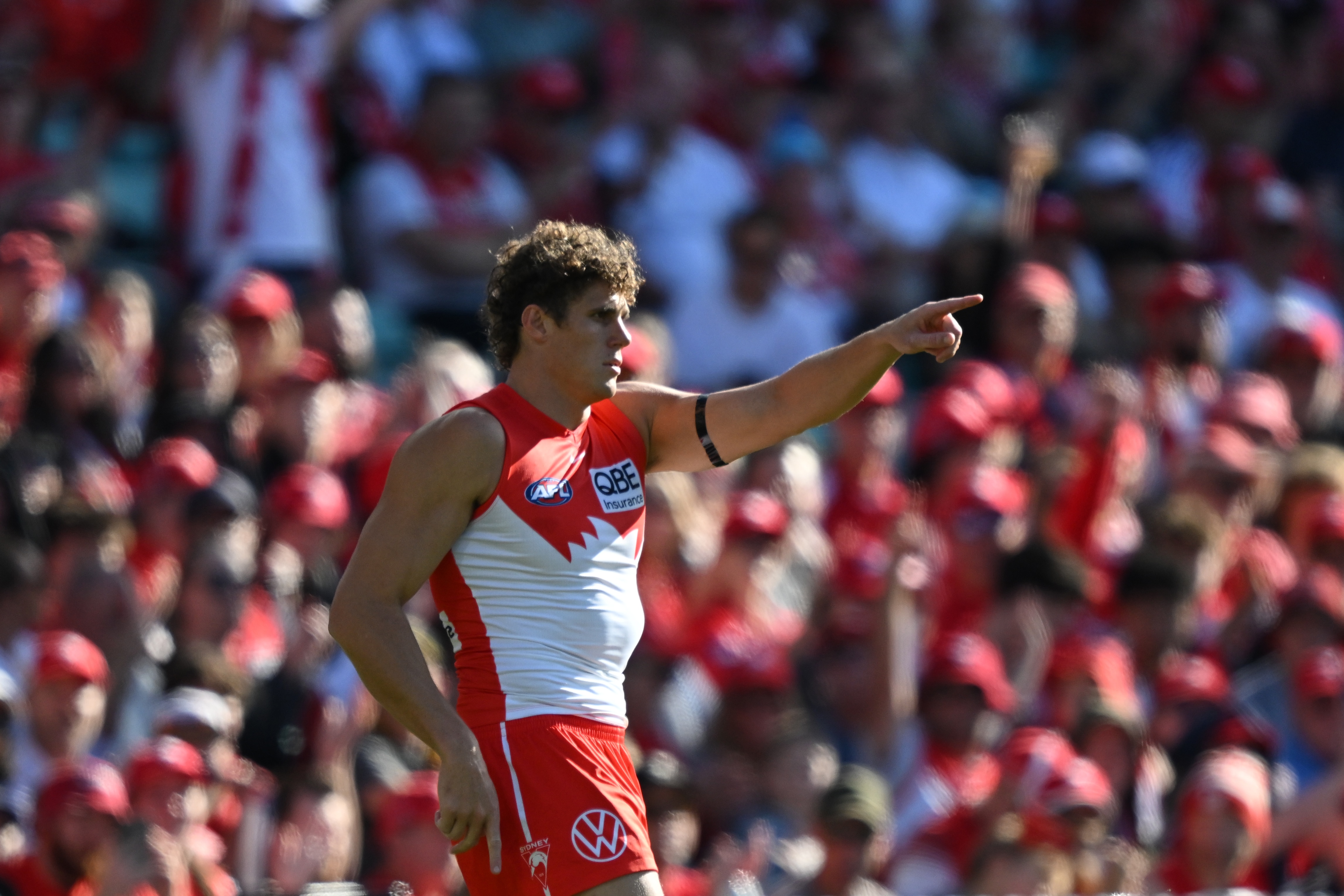 Live: Curnow eyeing off career-best goal haul as Swans shift gears
