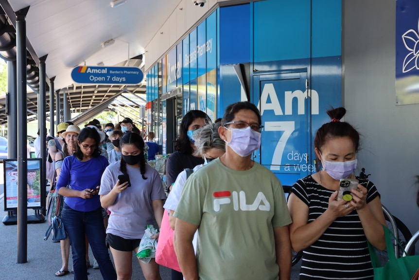 Se forma una larga cola frente a un científico químico en Darwin.