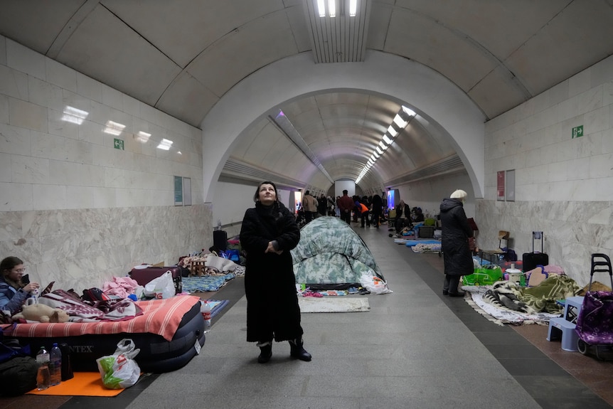 人们聚集在基辅地铁，将其用作乌克兰基辅的防空洞。