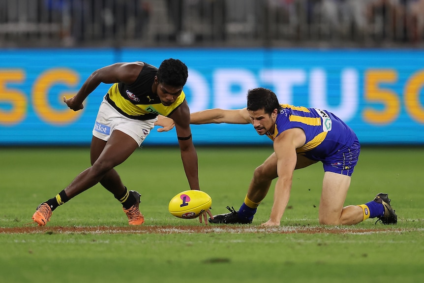 Maurice Rioli gathers the ball in a contest against Liam Duggan of the Eagles