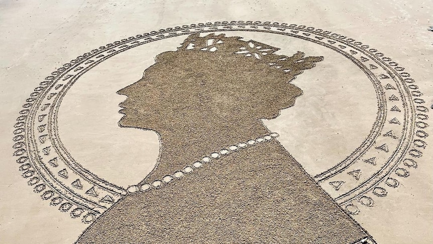 A sand engraving of the Queen.