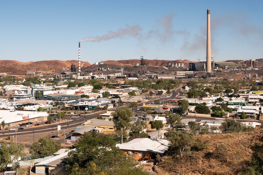 An image of the Mount Isa township with the mine clearly visible next to the town.