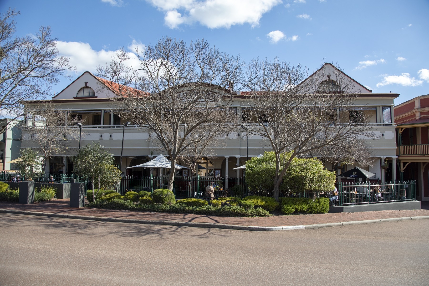 Um pub antigo em uma rua suburbana
