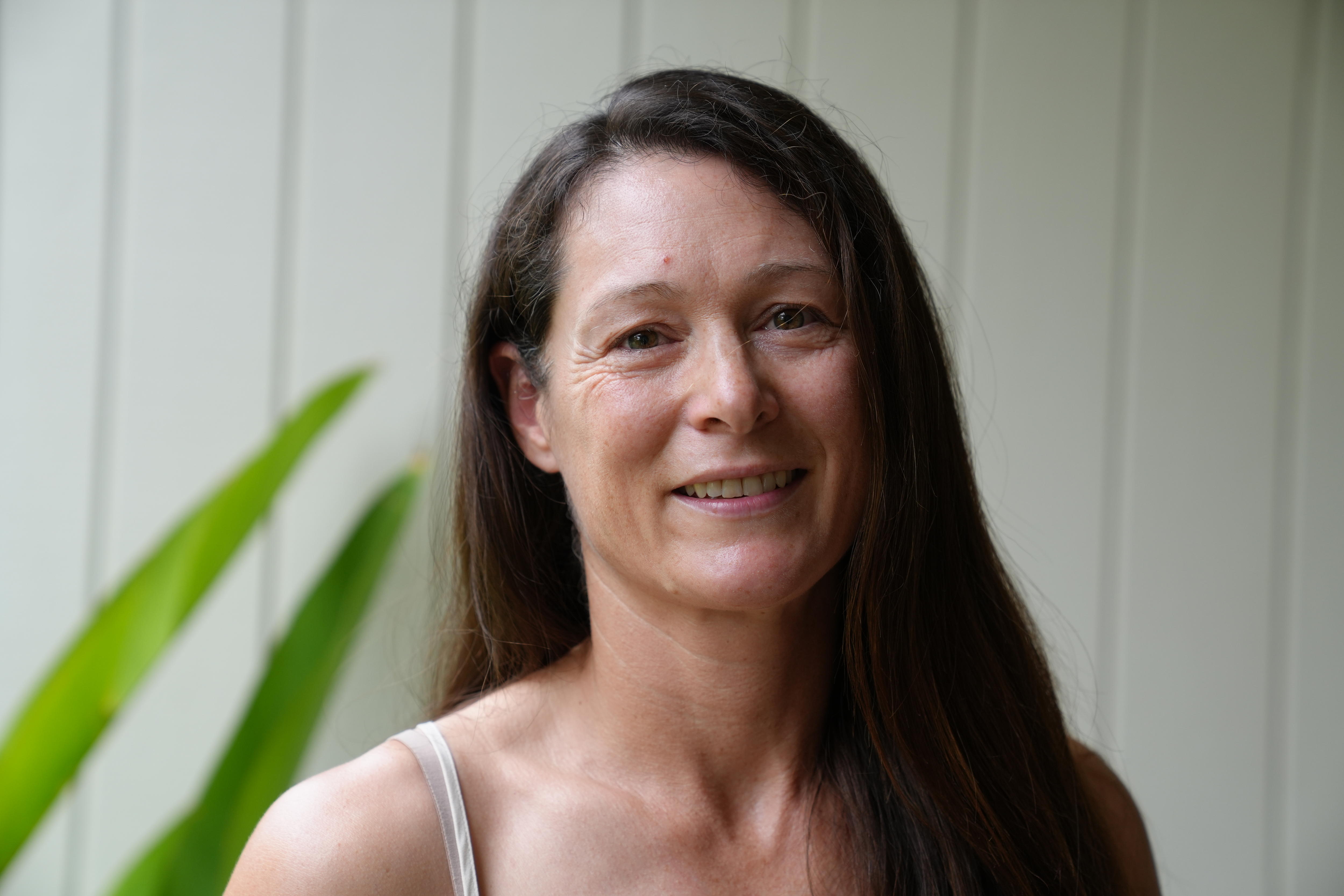 Una mujer mira a la cámara.