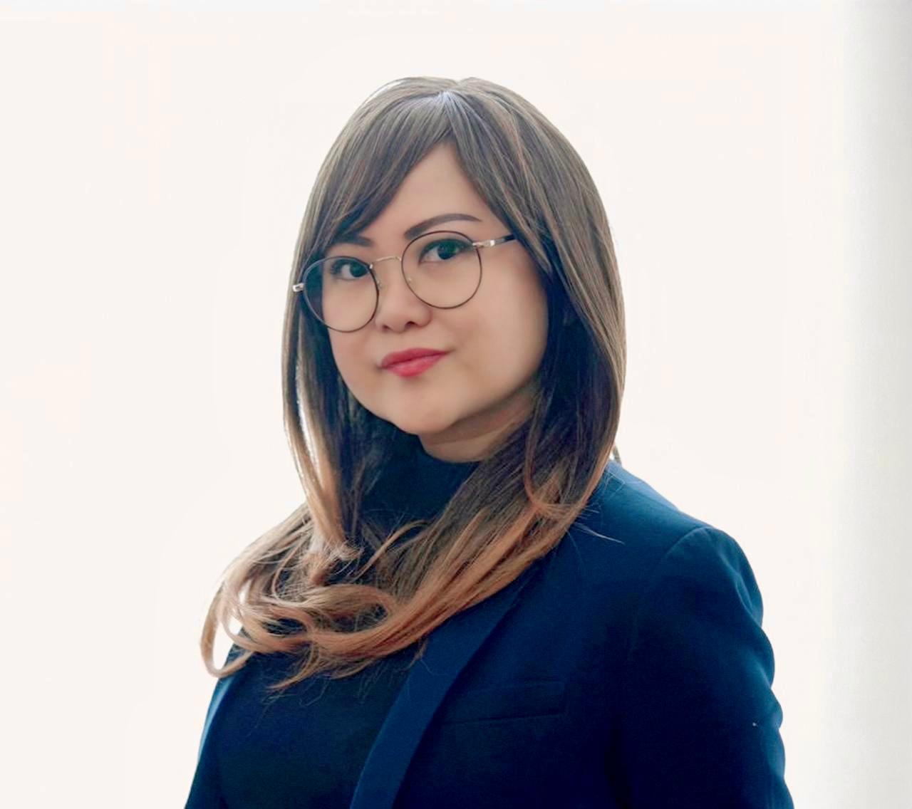 Lina yunita wearing a glasse