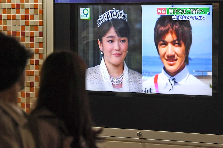 Passersvy watch a TV news report about Princess Mako marrying Kei Komuro