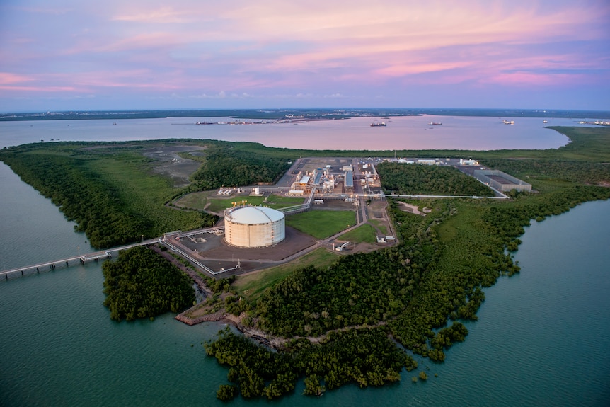 L'usine de GNL de Darwin de Santos est vue du dessus au crépuscule.