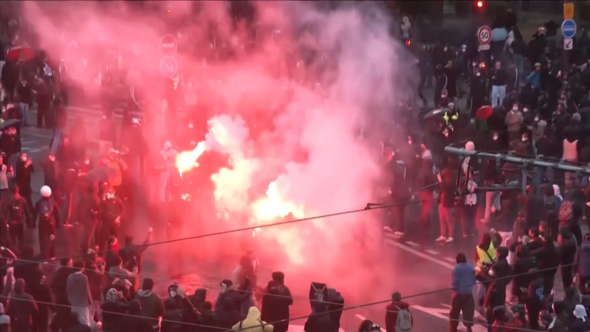 VIDEO: Violence breaks out in new wave of mass protests across France - ABC News & Headlines – Australian Broadcasting Corporation