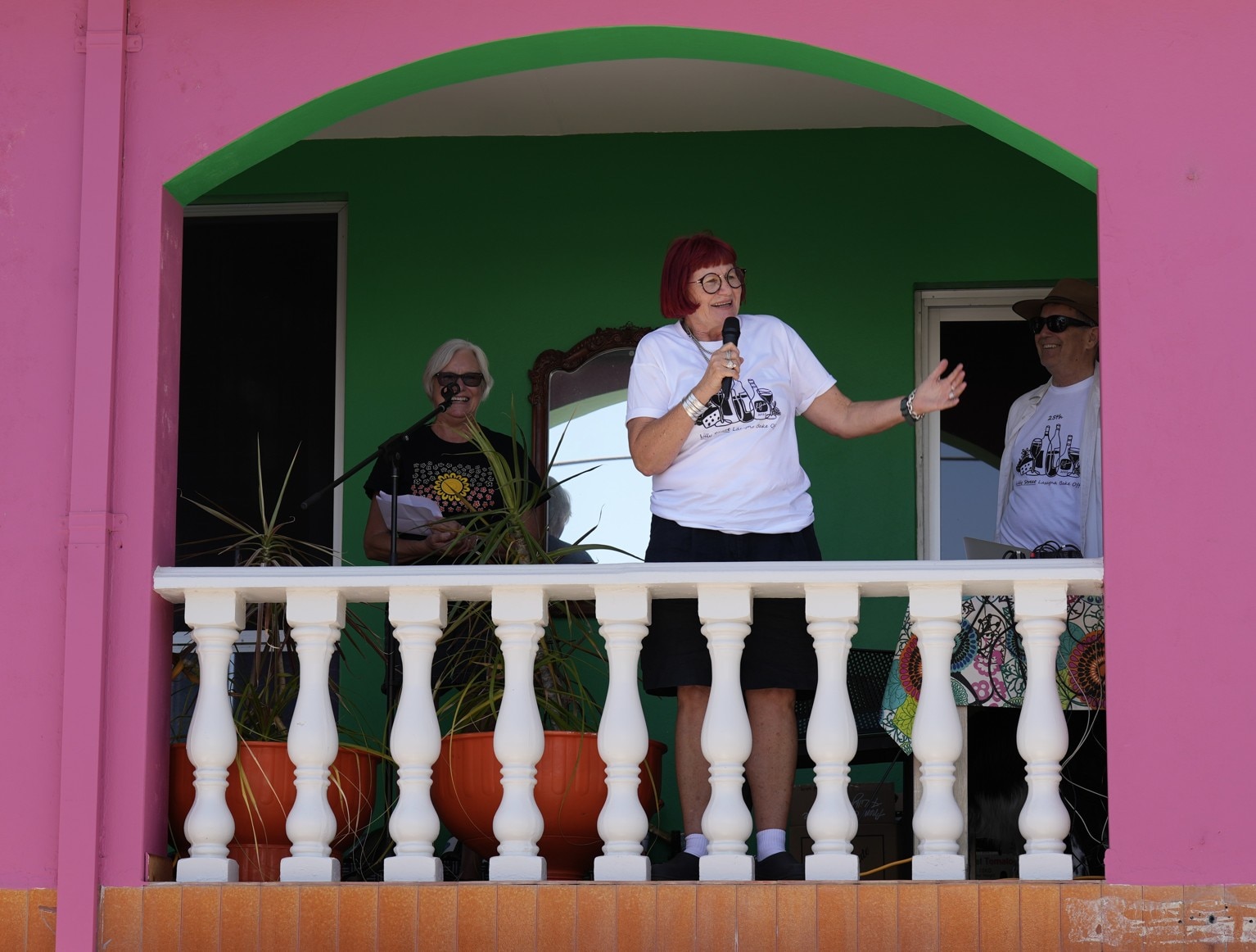 La organizadora del Bake-off, Jenny Baker, habla a la multitud desde su balcón. 