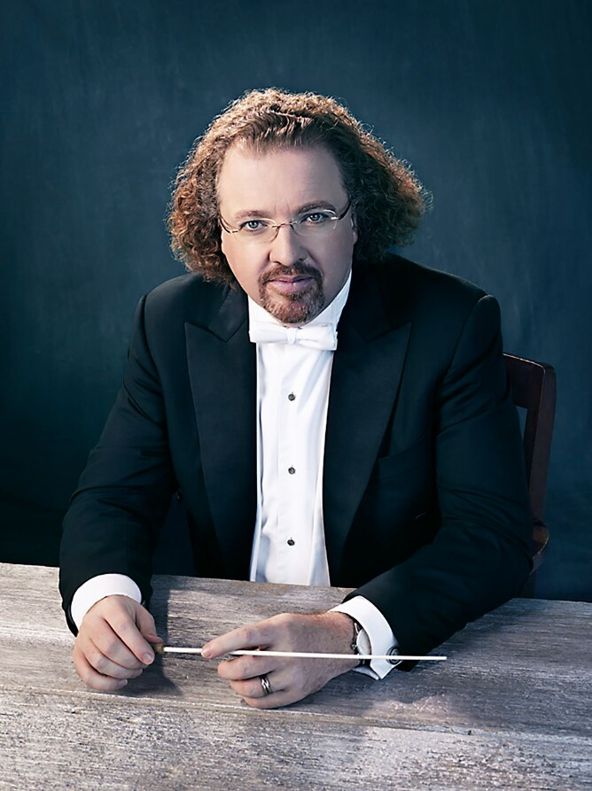 Stéphane Denève in a tuxedo, looking directly into the camera lens.