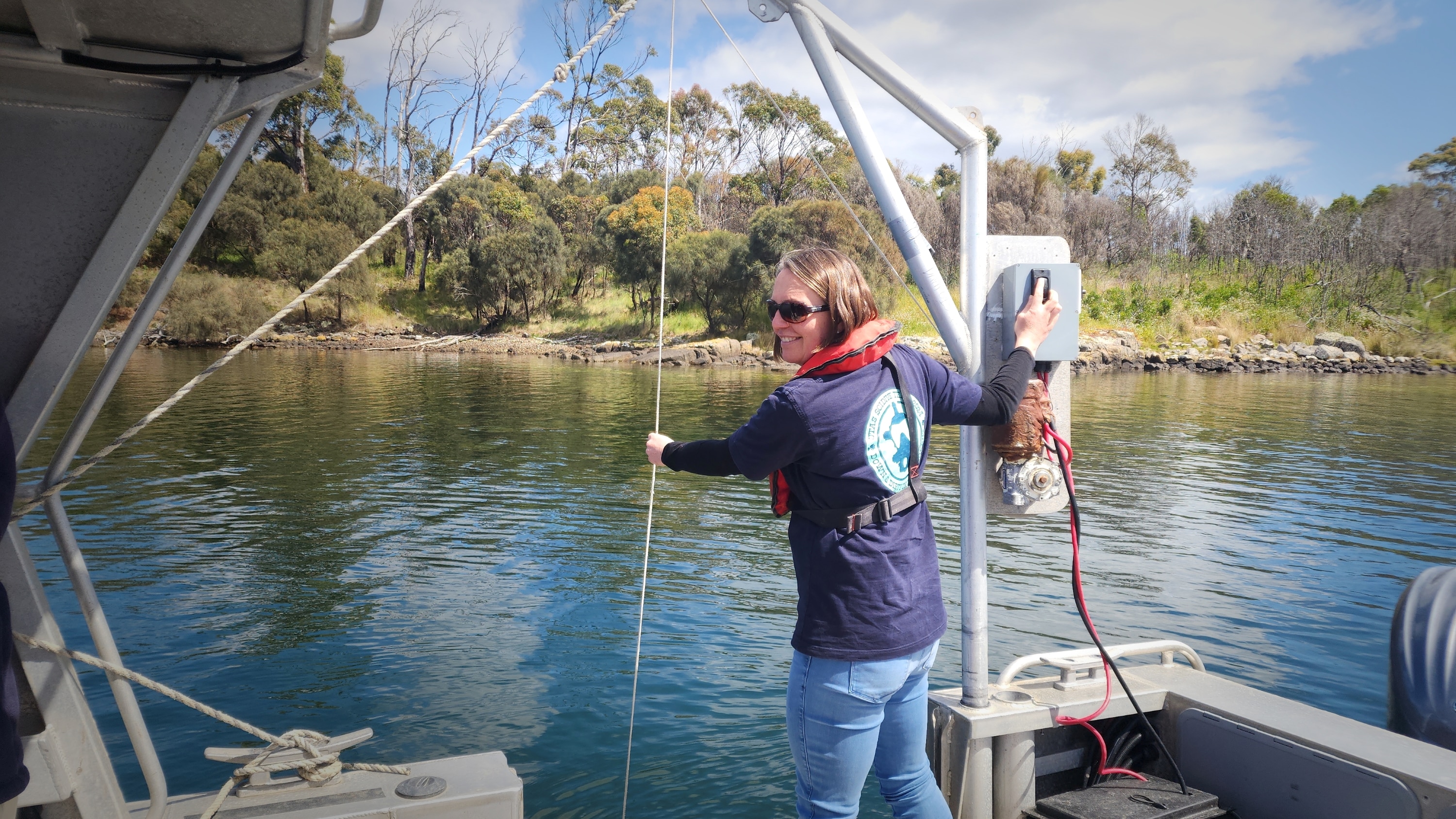 Uma mulher em um barco.
