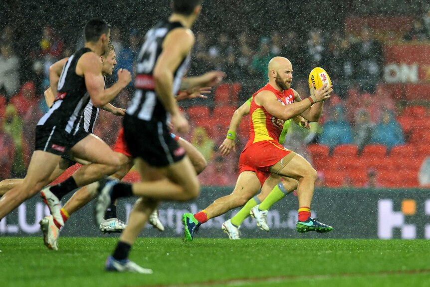 Gary Ablett runs away from the Magpies
