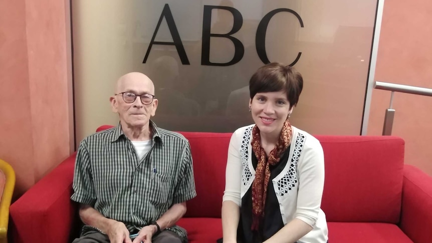 Allan Owen (kiri) ditemani oleh Jane Ahlstrand diwawancarai oleh Radio ABC New England North West baru-baru ini di Armadale.
