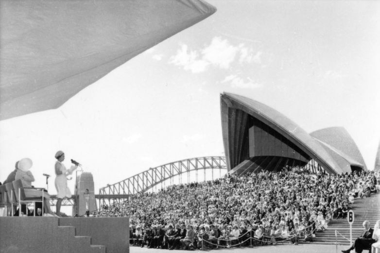 Queen Elizabeth opens the Opera House