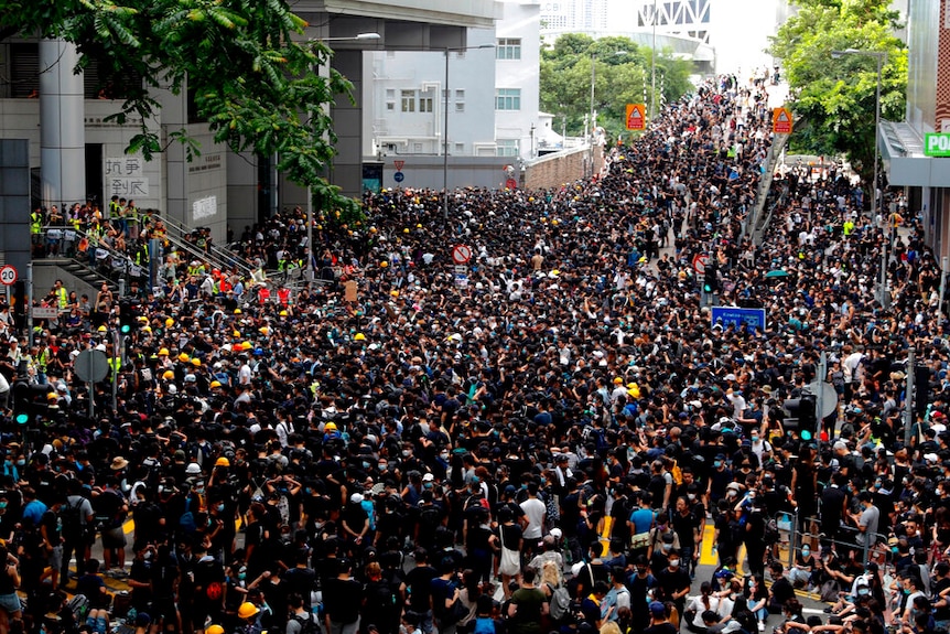 21日香港警察总部附近的示威人群