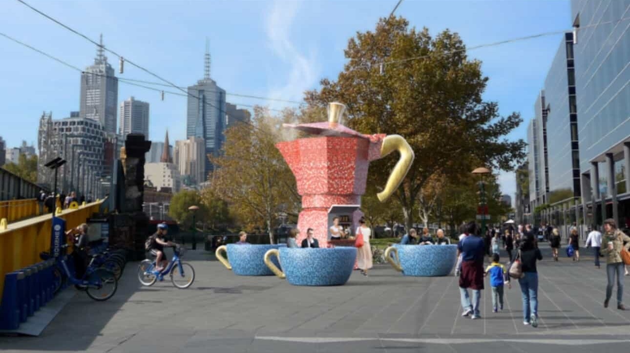 Una ilustración conceptual de la cafetera roja gigante rodeada de tazas de té azules de gran tamaño.
