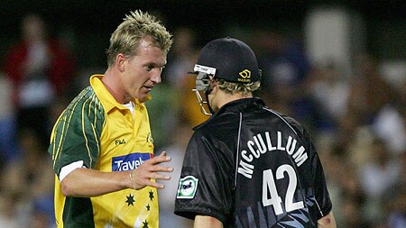 Brett Lee apologises to Brendon McCullum after hitting him with a full toss