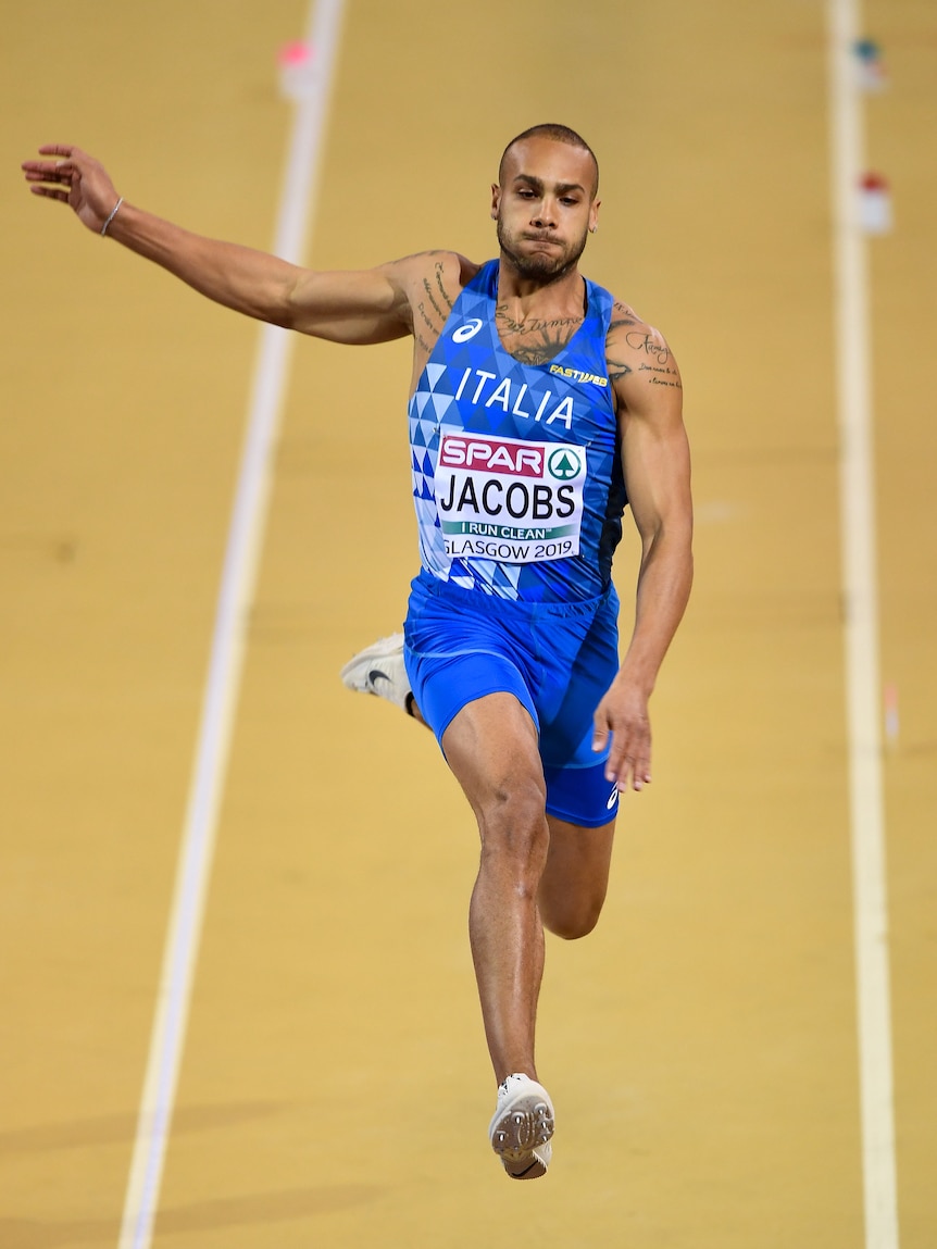 A man wearing a blue single at shorts 